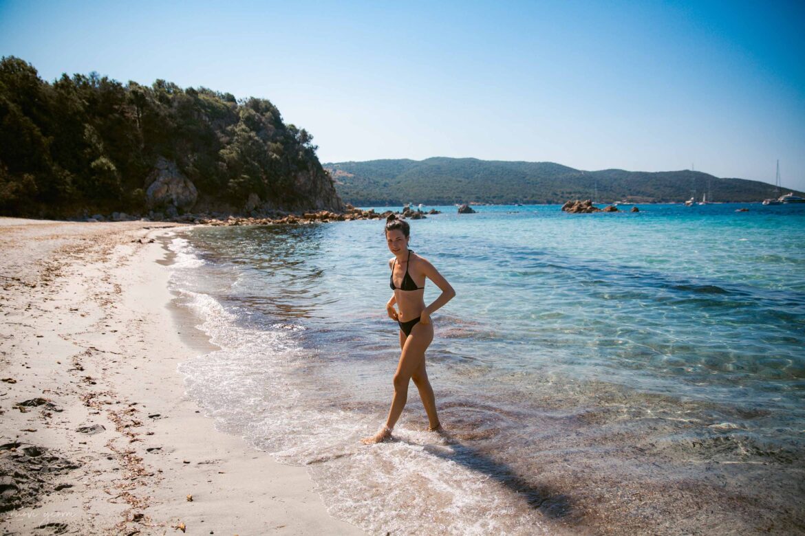 Corsica Spiaggia Foto Cupabla Beach Nuovi Giorni Blog Girl walking out of the water